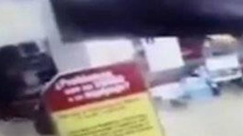 César Farías le propinó una brutal patada a un aficionado en el aeropuerto