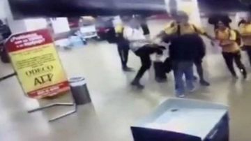 César Farías le propinó una brutal patada a un aficionado en el aeropuerto