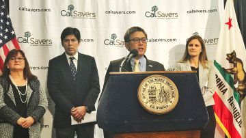 El tesorero John Chiang y el senador Kevin De León pusieron en marcha CalSavers, un programa de ahorro para el retiro de los trabajadores. (foto suministrada)