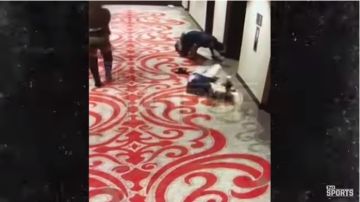 Kareem Hunt es exhibido en video golpeando a una mujer en un hotel de Cleveland