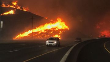 El incendio Hill en el Valle de Santa Rosa, condado de Ventura.