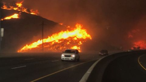 El incendio Hill en el Valle de Santa Rosa, condado de Ventura.