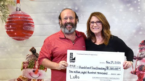 Harold y Tina Ehrenberg sonríen con su premio.