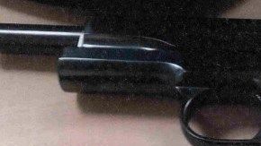 Pistola de diamantes con las iniciales de El Chapo