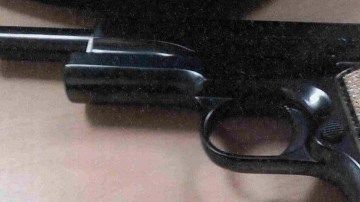 Pistola de diamantes con las iniciales de El Chapo