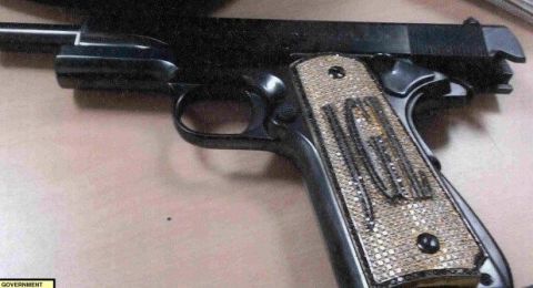 Pistola de diamantes con las iniciales de El Chapo