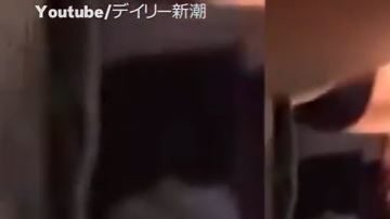 Empleado agua cara hirviendo