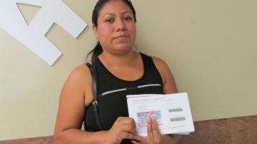Margarita Hernández recibió su permiso de trabajo y su visa U, que se entrega a las víctimas de crimen. (Araceli Martínez/La Opinión).