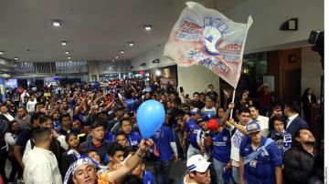 Cientos de aficionados recibieron a los campeones de la Copa MX