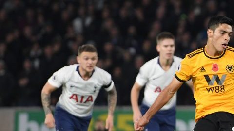 Raúl Jiménez anotó este sábado en la derrota del Wolverhampton ante el Tottenham. (Foto: Ross Kinnaird/Getty Images)