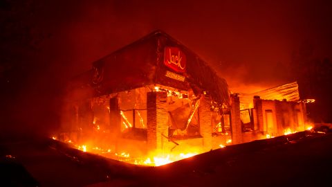 El incendio Camp, se cobra al menos cinco vidas.