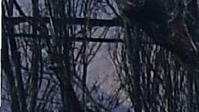 Trabajadores revisan las líneas de gas entre  viviendas dañadas en Malibu. Getty Images