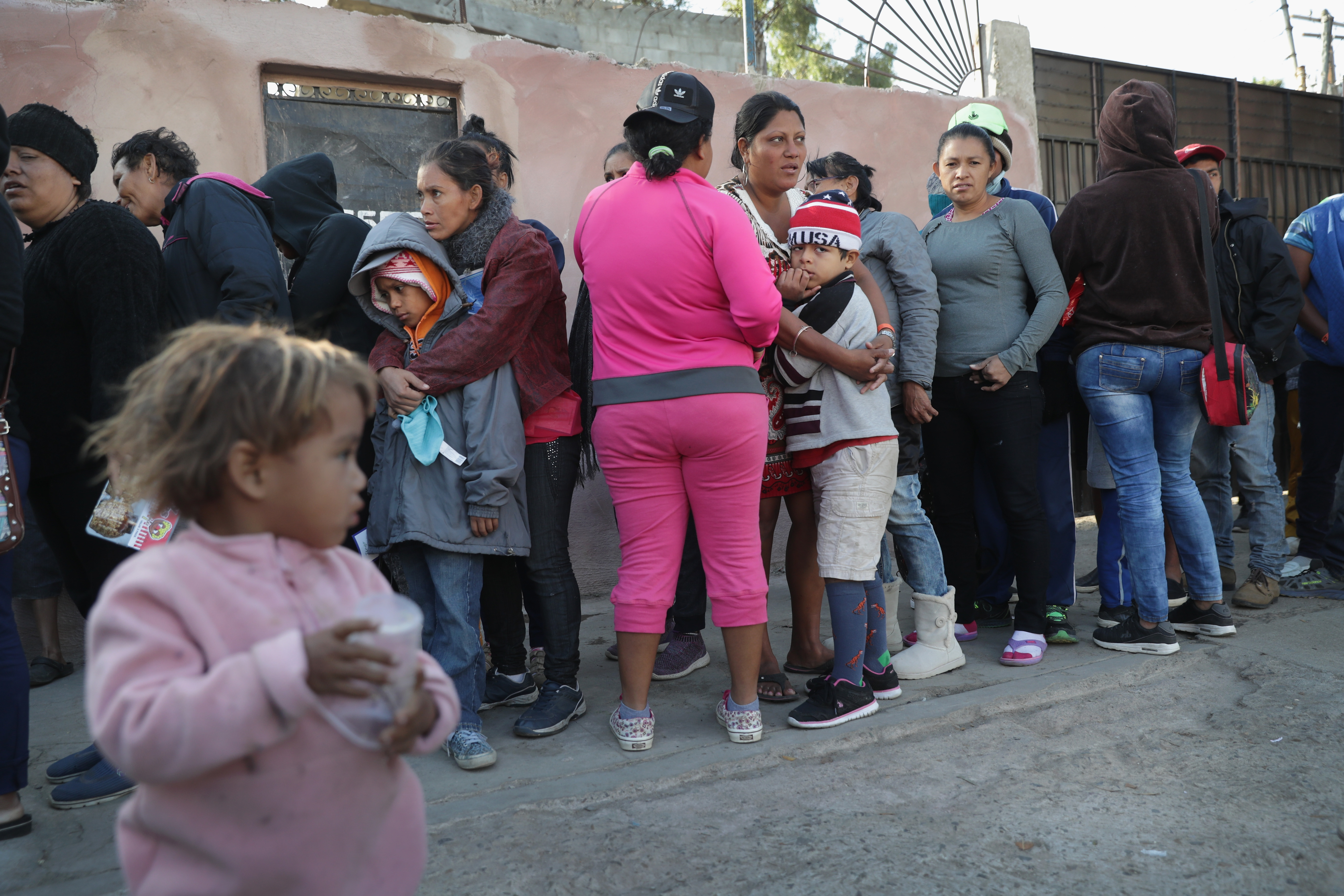 La caravana migrante sufre hostilidades a ambos lados de la