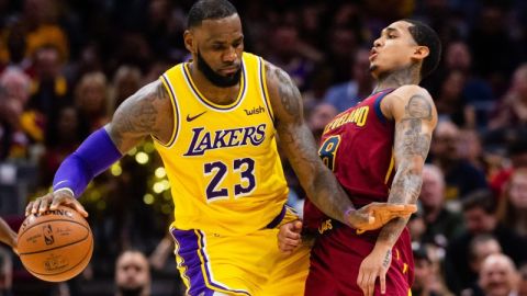 LeBron James llevó a la victoria a Los Angeles Lakers en su visita a Cleveland.