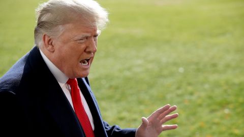 El presidente Trump habló con reporteros en su camino al aeropuerto.