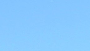 Andy Goss, presidente de Land Rover (D), acepta el premio Sport / Utility of The Year 2012 de Motor Trend por el nuevo Range Rover Evoque 2012 del Editor en Jefe de Motor Trend, Angus MacKenzie, el 25 de octubre de 2011. En Nueva York