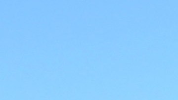 Andy Goss, presidente de Land Rover (D), acepta el premio Sport / Utility of The Year 2012 de Motor Trend por el nuevo Range Rover Evoque 2012 del Editor en Jefe de Motor Trend, Angus MacKenzie, el 25 de octubre de 2011. En Nueva York