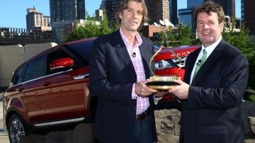 Andy Goss, presidente de Land Rover (D), acepta el premio Sport / Utility of The Year 2012 de Motor Trend por el nuevo Range Rover Evoque 2012 del Editor en Jefe de Motor Trend, Angus MacKenzie, el 25 de octubre de 2011. En Nueva York