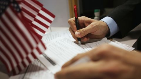 La Administración Trump también reduce la inmigración legal.