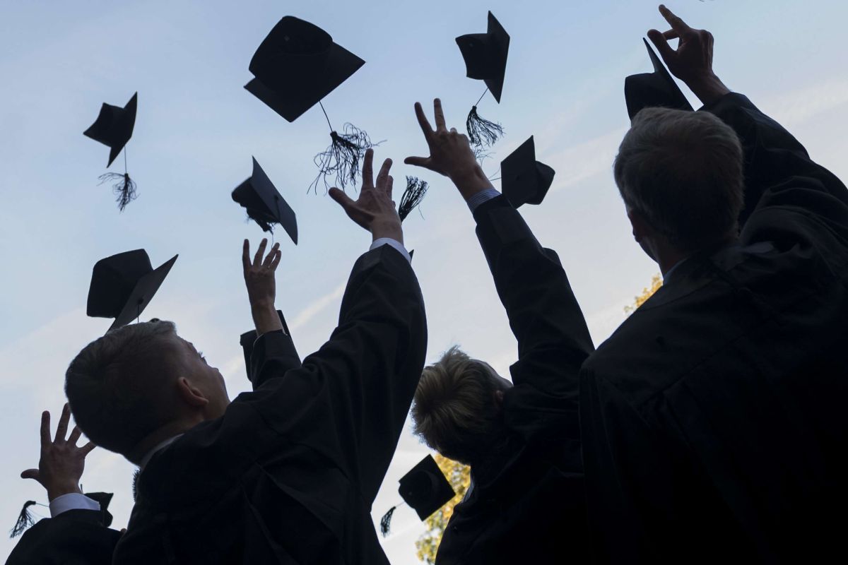 La deuda universitaria es un gravamen para los graduados.