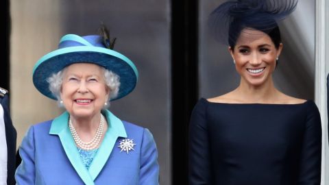 La reina Isabel II al lado de Meghan Markle.