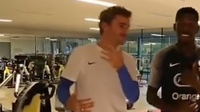 Antoine Griezmann y Ousmane Dembelé bailando reguetón.