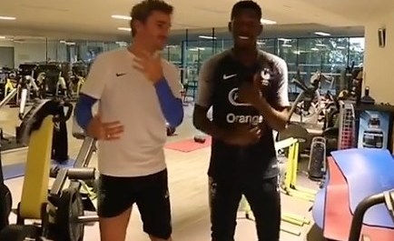 Antoine Griezmann y Ousmane Dembelé bailando reguetón.