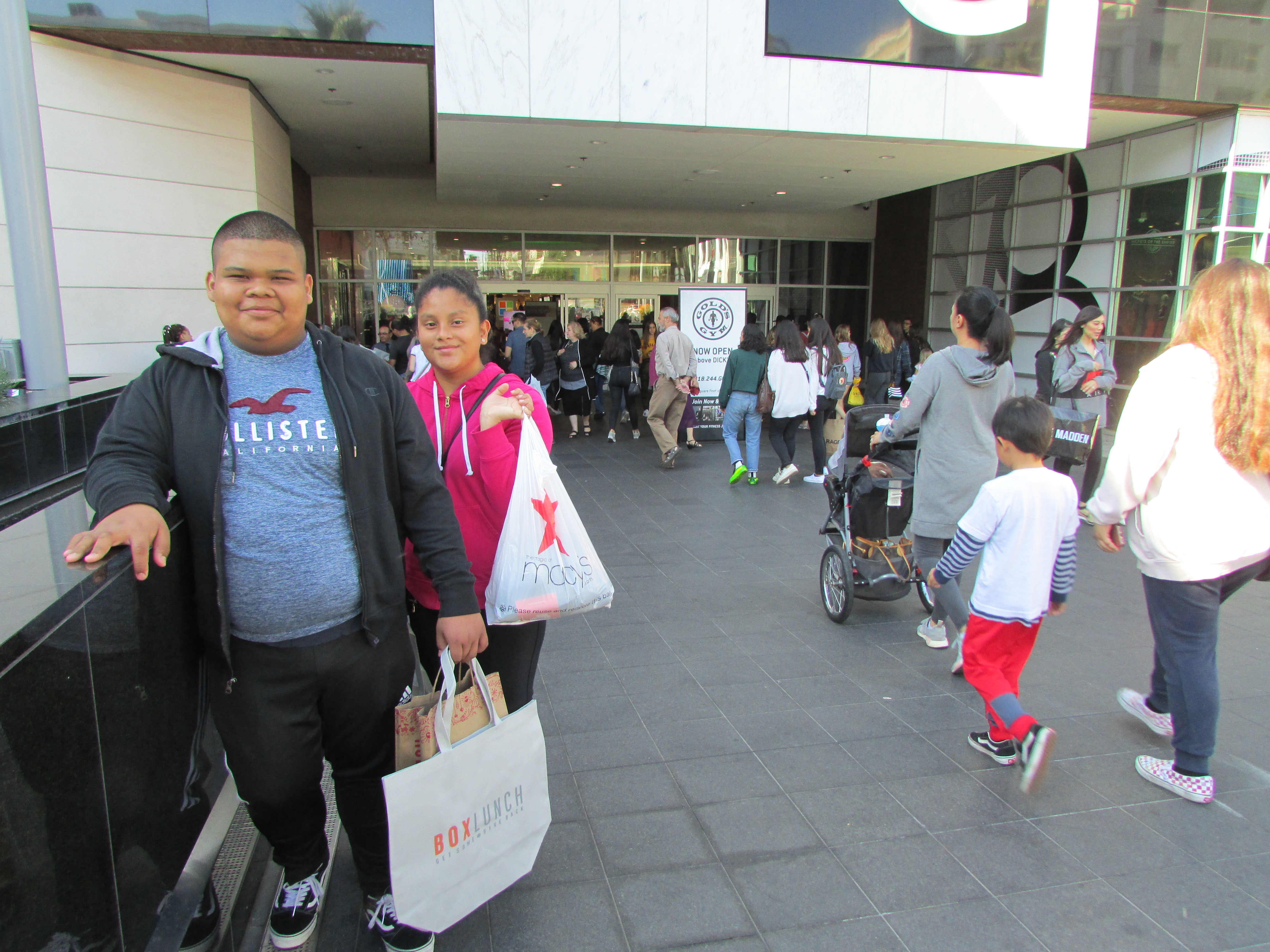 Los hermanos Herrera llegaron temprano al mall de Glendale Galleria por sus compras de Viernes Negro. (Araceli Martínez/La Opinión).