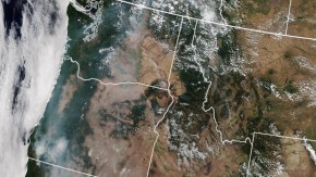 El incendio Mendocino a la der., y a la izq., una simulación HRRR-Smoke de la misma región.
