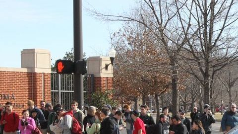 Un grupo de estudiantes se congrega en la calle Lindsey en las afueras de la Universidad de Oklahoma, luego de recibir el mensaje de texto alertando de un tiroteo.