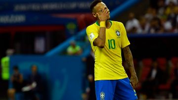 Neymar tuvo que abandonar a los siete minutos de iniciado el partido
