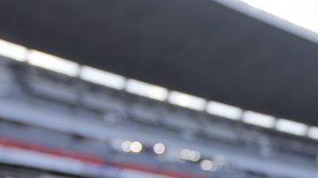 La cancha del estadio Azteca está en un estado deplorable.