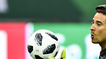 El portero mexicano Guillermo Ochoa es considerado por Marca entre los mejores del mundo.