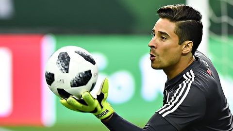 El portero mexicano Guillermo Ochoa es considerado por Marca entre los mejores del mundo.