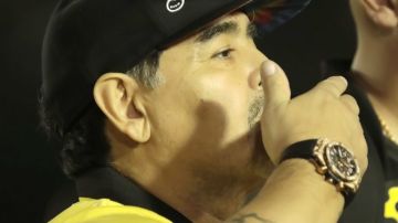 Diego Armando Maradona, director técnico de Dorados... y uno de sus relojes.