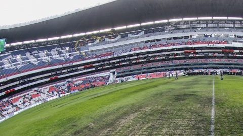 La cancha del estadio Azteca horas antes de la cancelación del juego de la NFL.