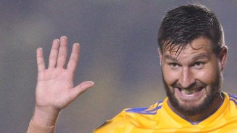 André-pierre Gignac de Tigres festeja su cuarto gol frente al Puebla.
