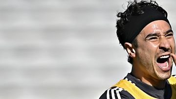 Guillermo Ochoa y Raul Jimenez, durante el entrenamiento del Tri en Córdoba.