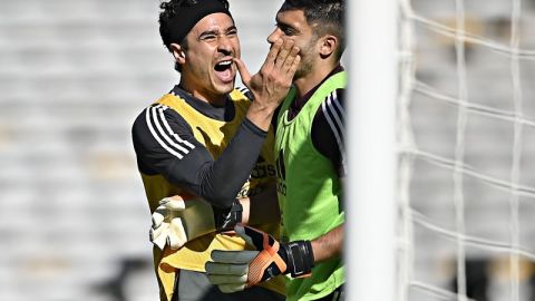 Guillermo Ochoa y Raul Jimenez, durante el entrenamiento del Tri en Córdoba.