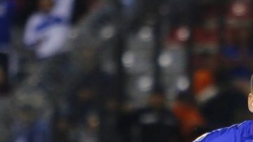 Edgar Mendez festeja su gol al Querétaro con el que Cruz Azul ya ve cerca la semifinal del Apertura 2018.