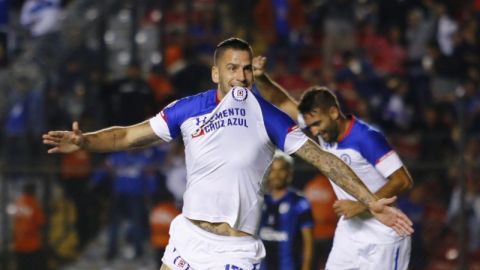 Edgar Mendez festeja su gol al Querétaro con el que Cruz Azul ya ve cerca la semifinal del Apertura 2018.