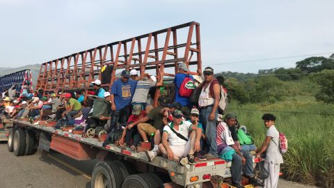 Grupo migrante cruzando territorio mexicano en ruta a EEUU