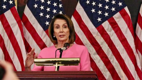 La líder de la minoria demócrata en la Cámara Baja, Nancy Pelosi, enumera las prioridades de su partido para 2019, tras recuperar el control de ese órgano legislativo. Foto: María Peña/impremedia