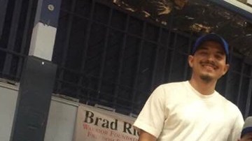 Max Amenero, 56, junto a su hijo Max II, de 21 años son los entrenadores del grupo de basquetbol LA Hotwheels. (Suministrada)