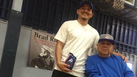 Max Amenero, 56, junto a su hijo Max II, de 21 años son los entrenadores del grupo de basquetbol LA Hotwheels. (Suministrada)