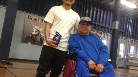 Max Amenero, 56, junto a su hijo Max II, de 21 años son los entrenadores del grupo de basquetbol LA Hotwheels. (Suministrada)