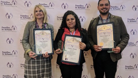 De der. a izq. Betsy Nikolchev, Angelica Murillo y Nasario Vásquez Jr., ganadores del premio Excellence in Parent Engagement Award 2018 otorgado por la organización Families in Schools. (Jacqueline García)