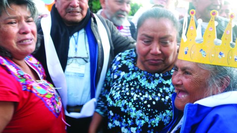 Lucrecia Mendoza (d) volvió a ver este viernes a sus hijas y nitos. / foto: Jorge Luis Macías