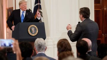 El veto a Jim Acosta (derecha) se dio tras un enfrentamiento verbal con el presidente Trump.