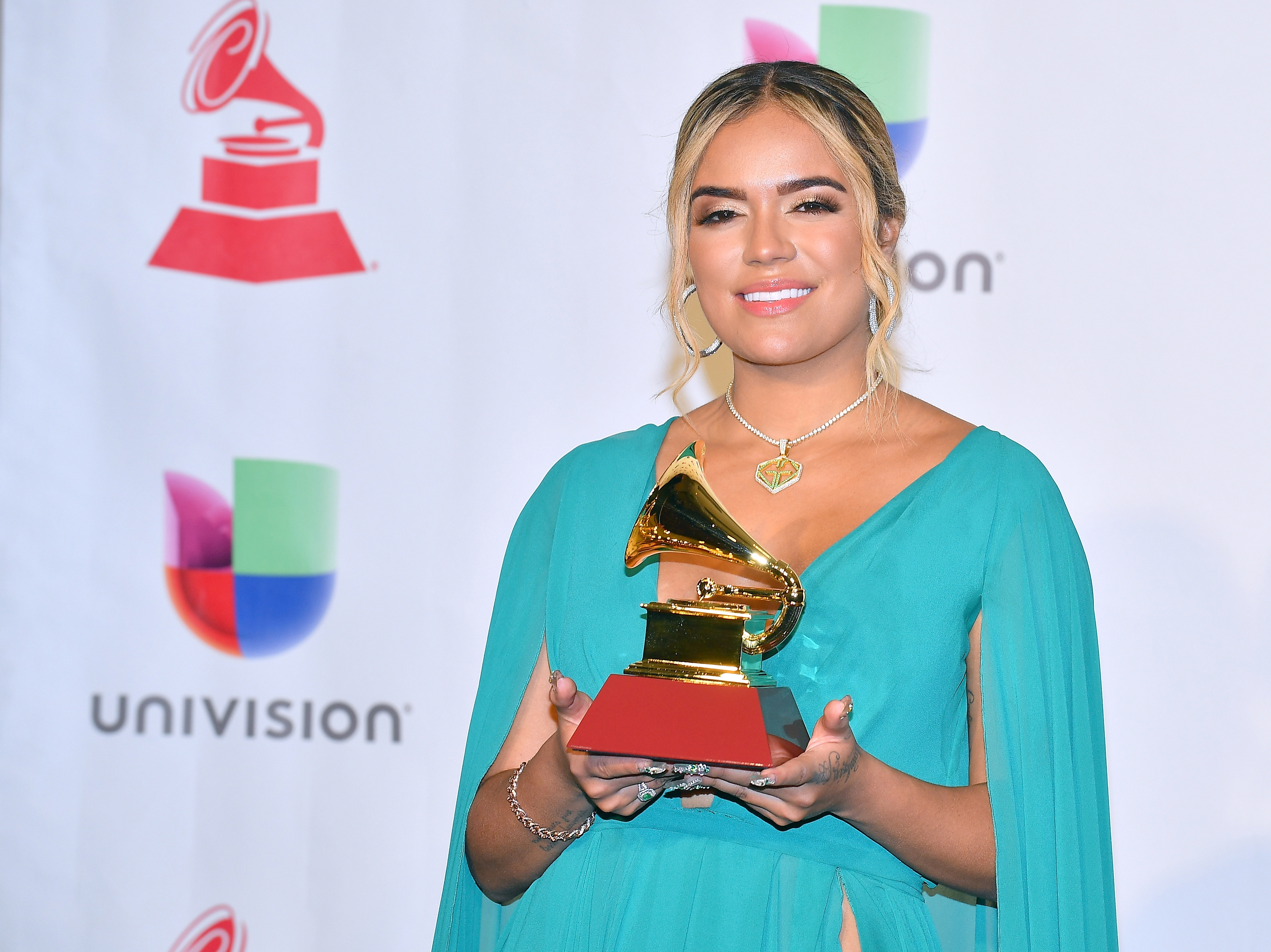 Escote Atrevido De Karol G Calienta Los Latin Grammys 2018 - La Opinión